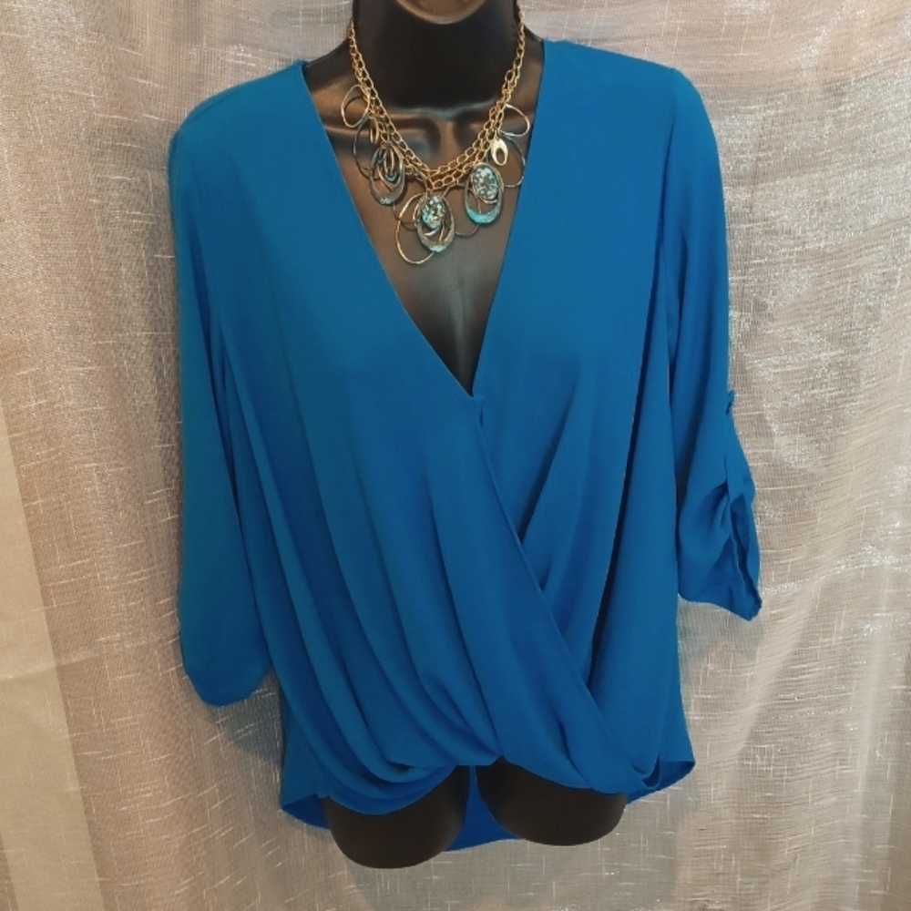 LUSH Blue Hi-Low Blouse S, 3/4 length button sleeves